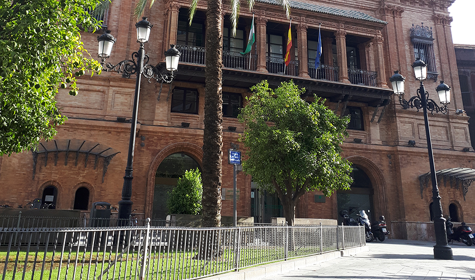 Entrada del edificio Coliseo, que alberga la sede de la Agencia Tributaria de Andalucía en Sevilla.